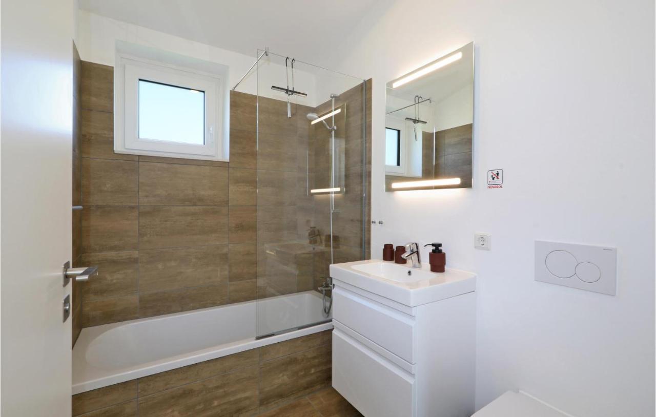 Stunning Home In Lembruch-Duemmer See With Sauna Bagian luar foto